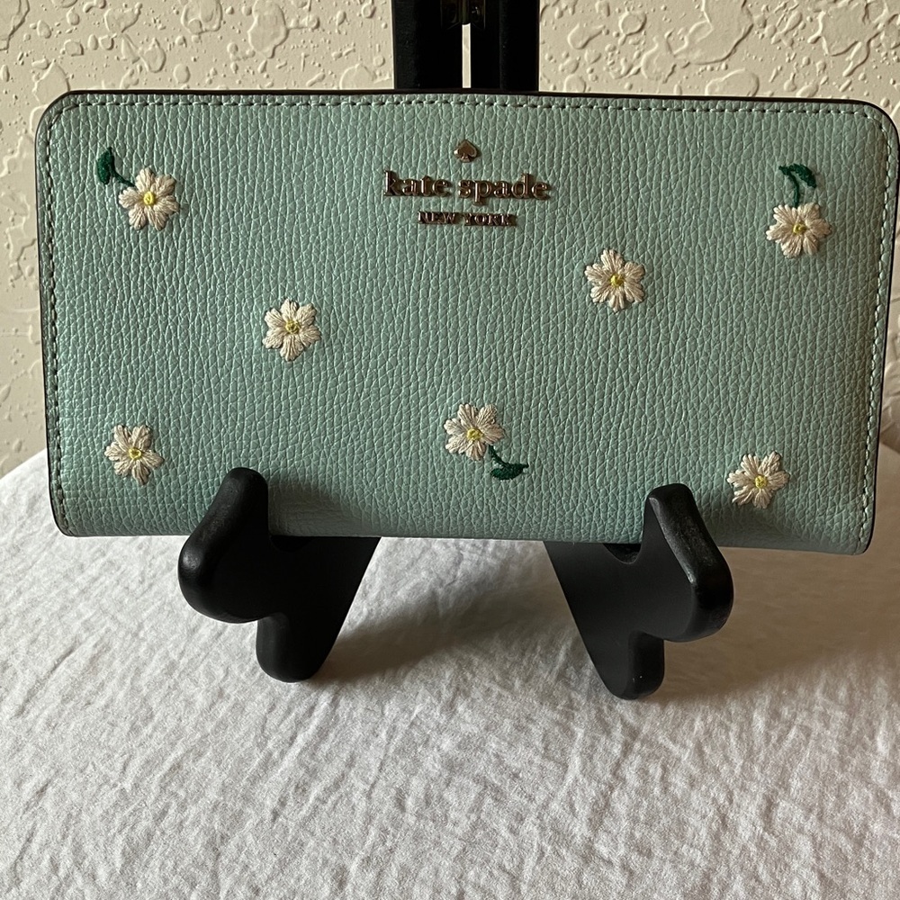 Kate Spade: Darcy Floral Aphrodite Green Daisy Embroidered Wallet